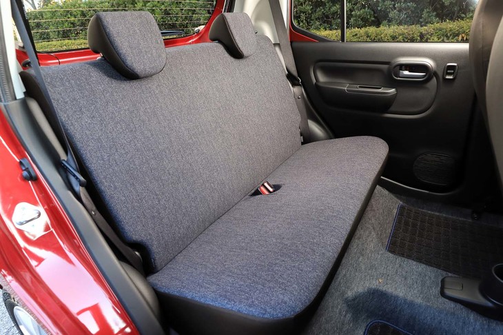 後席の形状も極めてシンプル。前席ともども、先代よりもヘッドクリアランスやショルダールームのゆとりは増している。