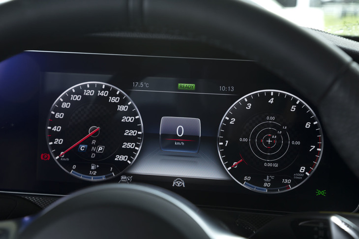 メーターパネルは液晶タイプ。表示デザインは3パターン用意されており、スイッチ操作で変更できる。