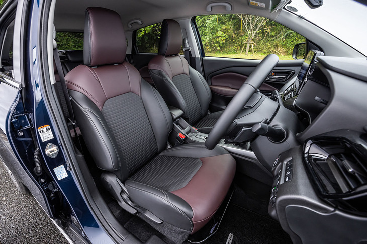 シート表皮にはボルドーとブラックのレザー調素材と、ブラックのファブリックを採用。座面と背もたれの中央部分にファブリックが用いられている。フロントシートにはシートヒーターが標準で装備される。