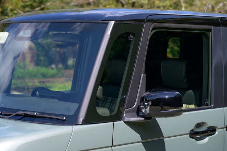 フロントドアサッシュはボディーカラーが白・黒のモノトーンの場合は、ブラック（写真）ではなく車体と同色となる。