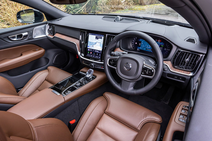 「V60ウルトラT6 AWDプラグインハイブリッド」のインストゥルメントパネル。「XC60」や「XC90」の最新型はディスプレイが大型化されて11.2インチになったが、V60は9インチのまま据え置かれている。