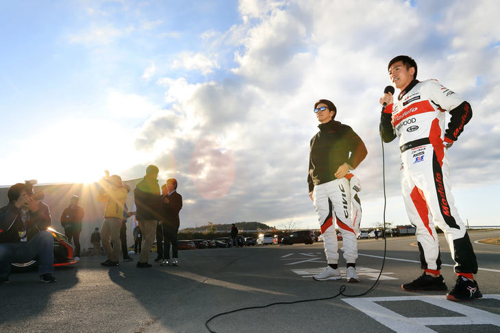 閉会のあいさつに立つ中野信治選手（左）と大津弘樹選手（右）。ディーラーでの試乗が難しいモデューロの用品装着車と「モデューロX」をじっくり味会うことができた一日は、参加者にとって有意義な休日となったことだろう。