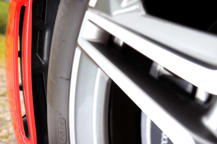 フロントバンパー両端に設けられたスリットが、走行中のボディーサイドに流れるエアを整流する。クラストップレベルの空力性能を誇るとメルセデスは説明している。