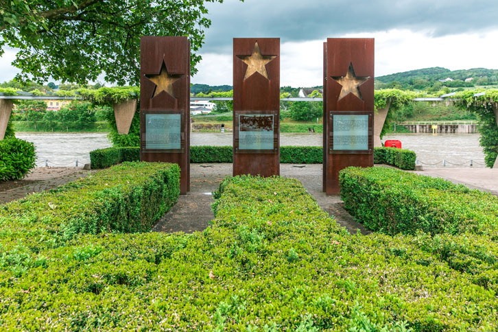 モーゼル川沿いに建てられたシェンゲン協定の記念碑。