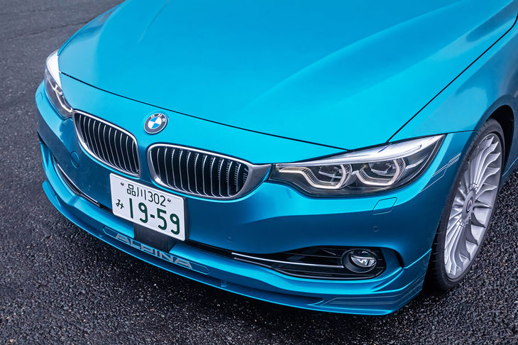 ブランドネームが入るフロントスポイラーは、創業初期から変わらないアルピナの伝統ともいえるもの。