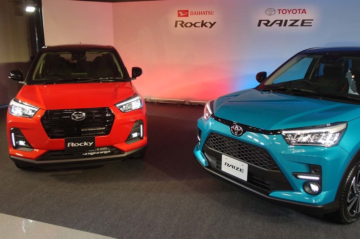 「ダイハツ・ロッキーG」（写真左）と「トヨタ・ライズZ」（同右）。ロッキーとライズでは、フロントフェイスのデザインやボディーカラーのバリエーションに違いが見られる。