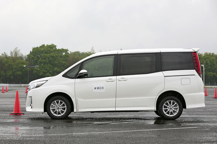 240kPaの適正空気圧が入ったタイヤを履く「トヨタ・ノア」。