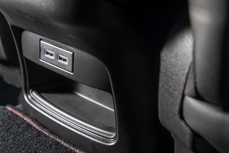 センターコンソールの後端には、後席用のUSBソケットが2つ配置される。