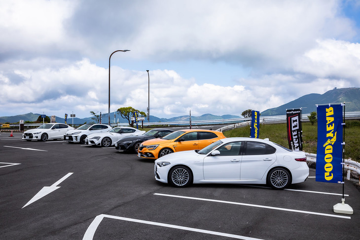 グッドイヤーの最新タイヤ試走イベントの様子。「イーグルF1スーパースポーツ」を装着した国内外ブランドのスポーツモデルが用意されていた。今回はワインディングロードでの試走をメインに、その実力を確かめた。