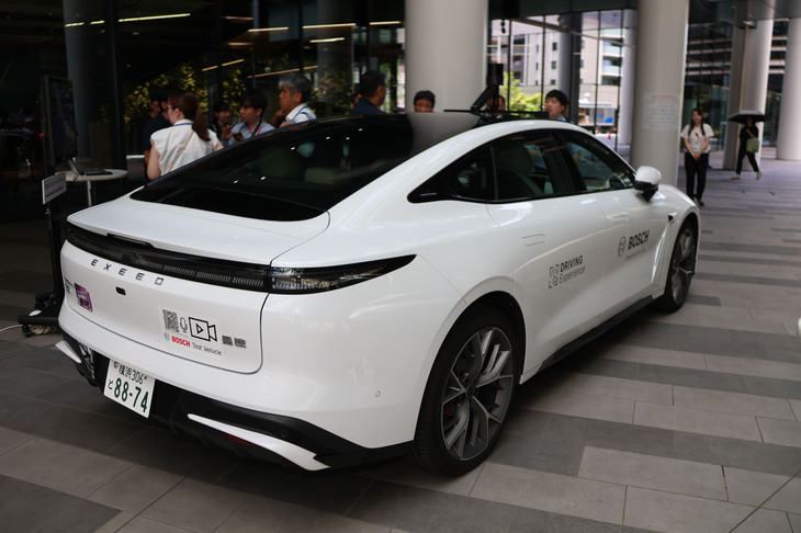 試験車両のベースとなっているのは電気自動車の「エクシードES」。中国チェリーのプレミアムブランド、エクシードのミドルサイズセダンである。