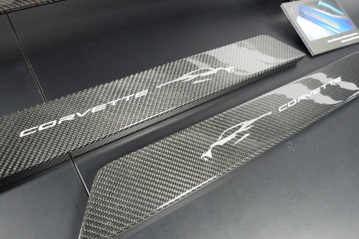 カーボンファイバー製のドアシル。