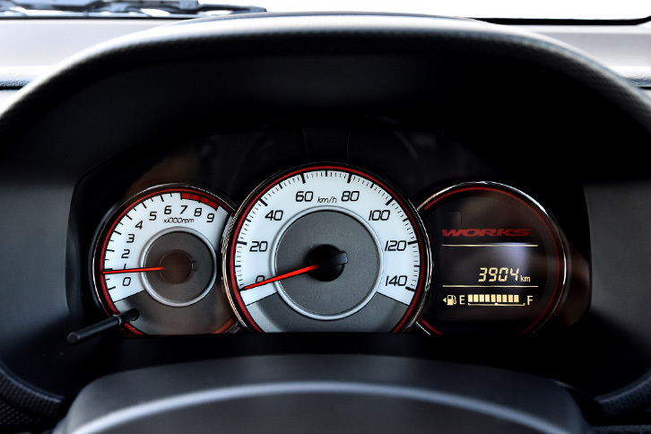 メーターは「ターボRS」と同じメッキリング付きの3眼式だが、「アルト ワークス」には色の変化でターボの過給圧を示すブーストインジケーターが備わる。