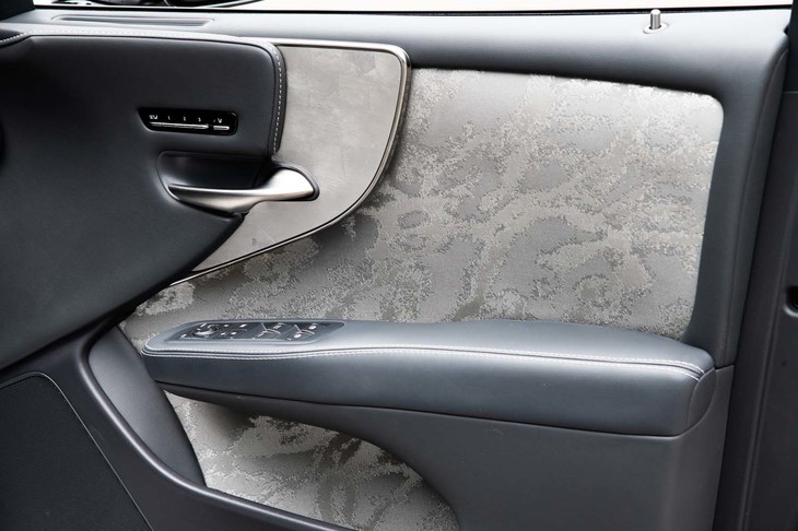 新たに設定されたプラチナ箔のオーナメントパネルと西陣織の表皮を組み合わせたドアの装飾は66万円のオプション装備。