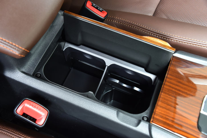 運転席と助手席の間にあるカップホルダー。底面が2段式になっており、さまざまな高さの容器に対応できる。