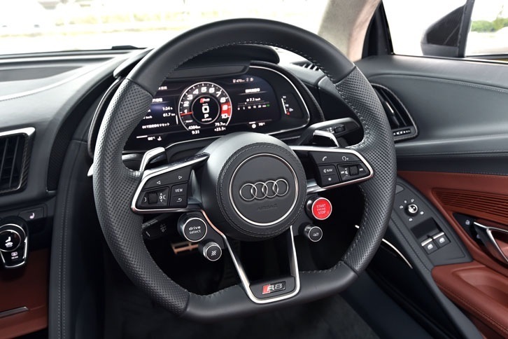 4つのサテライトスイッチ（丸い別体スイッチ）を備えたステアリングホイールが標準で装着される。