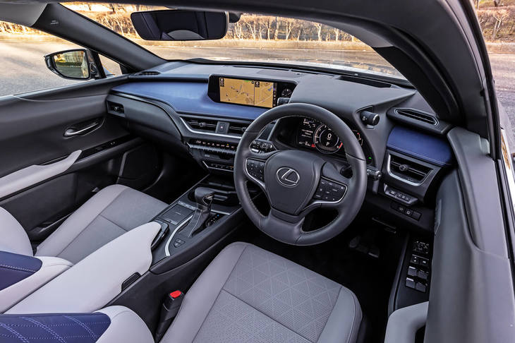 レクサスのデザイン文法を採用しながら、視界の確保にこだわってデザインされたインテリア。インパネはドライバー側を向き、運転に集中できるよう配慮されている。ダッシュボードの上部は、和紙のような風合いのシボで覆われ、独自の質感を醸し出す。