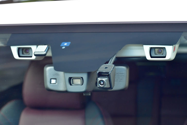 まさにアイサイトの目となるステレオカメラ。ルームミラーの背後に埋め込まれた単眼カメラはハイビームアシスト用。その右隣はドライブレコーダー用。