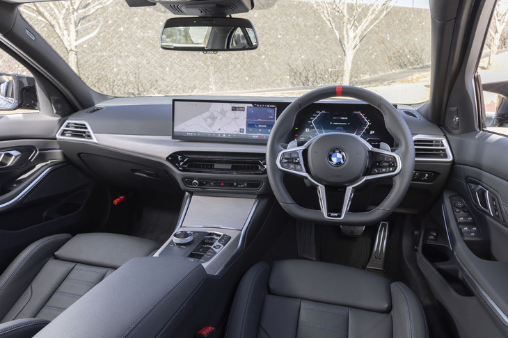 インテリアは2022年のマイナーチェンジでカーブドディスプレイ採用タイプに変更されている。オープンポア仕立てのホワイトのウッドパネルがボディーカラーとよくマッチしている。