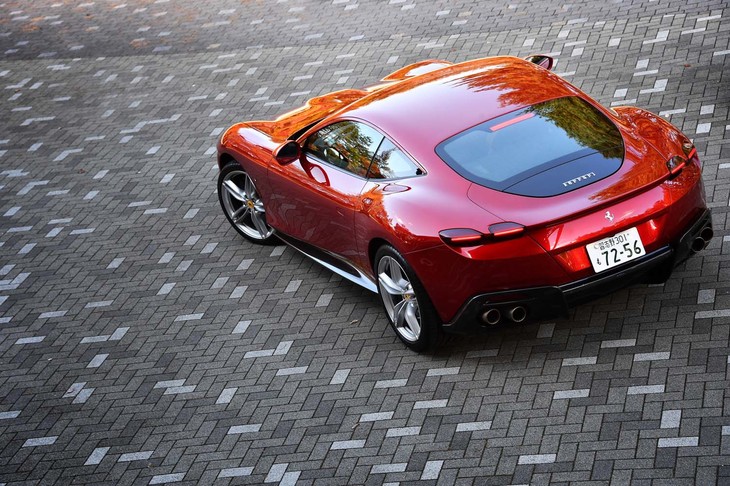 キャラクターラインとは無縁の「ローマ」。そのボディーは滑らかな曲面で構成されており、リアウィンドウ後端（写真の黒い部分）は可動式のスポイラーになっている。