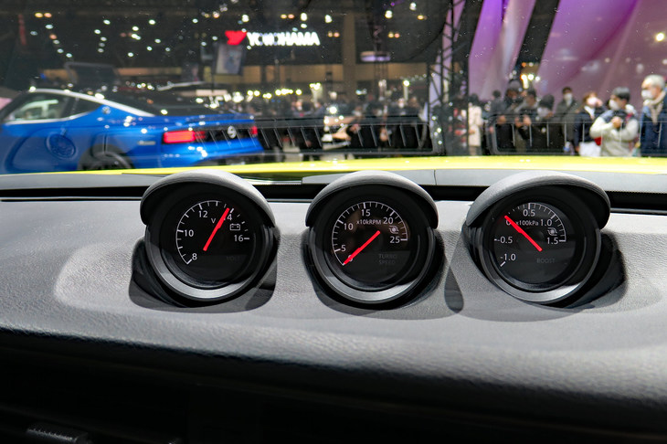 ダッシュボード上には、クラシカルなデザインの3連メーター。電圧計とターボチャージャーの回転計、ブースト計が並ぶ。