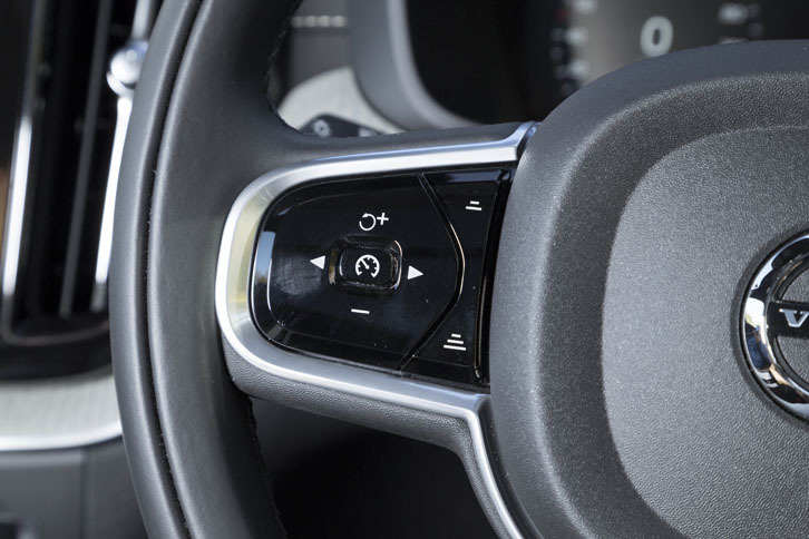 「XC60」は全車速追従機能付きのアダプティブクルーズコントロールを標準装備。操作スイッチは、ステアリングホイールの左側スポークに備わる。