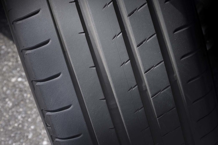 非対称デザインの「アドバンスポーツV107」のトレッド面。排水性に優れる内側（写真右側）はウエット性能が、対する外側はドライ性能が従来品より向上している。