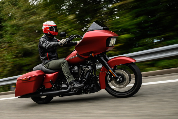 全長＝2430mm、車両重量＝391kgという特大ボディーが魅力の「ロードグライドスペシャル」。「ツーリング」ファミリーの中でも、エンジンやホイールなど、各所がブラックアウトされた、すごみのあるデザインが目を引く。