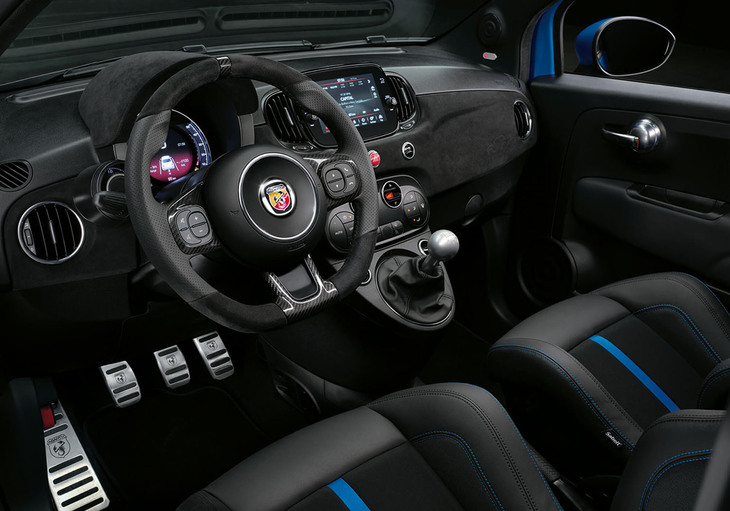 ダッシュボードにアルカンターラがあしらわれたコックピット。右／左ハンドル仕様がそれぞれ100台ずつ販売される。