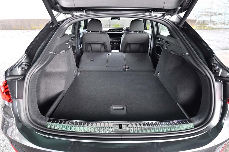 後席の背もたれを倒し、荷室容量を最大化した状態。シートの背もたれ部分には若干の傾斜が残る。