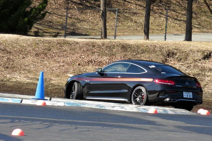 つるりとすべって真後ろを向いてしまった「AMG C63 Sクーペ」。ESP OFFでは、ウエットで姿勢が乱れたら本当にどうしようもない。