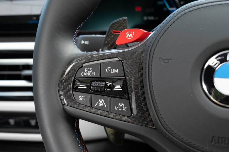 ステアリングホイールにはシフトパドルと好みのドライビング設定を呼び出せるMボタン（左右に各1つ）が備わる。リムが太いのはハンズオフドライブなどに活用する静電容量式センサーが内蔵されているため。