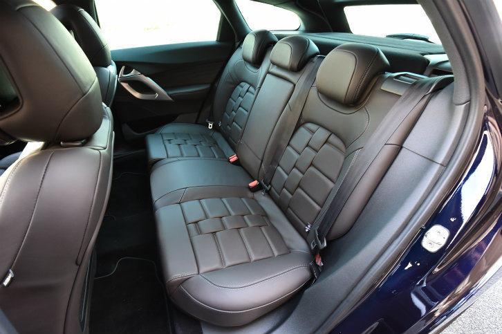 試乗車のシートカラーは「クリオロ」と呼ばれるダークブラウン。