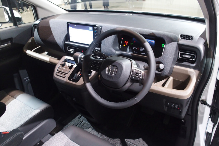 水平基調でノイズレスな視界を確保したと紹介される「フリード」のインストゥルメントパネル。汚れがつきにくくなる防汚処理が施された「好感触センターパネル」や、キズが目立ちにくいシボ加工のインパネトレーなどの採用も特徴だ。