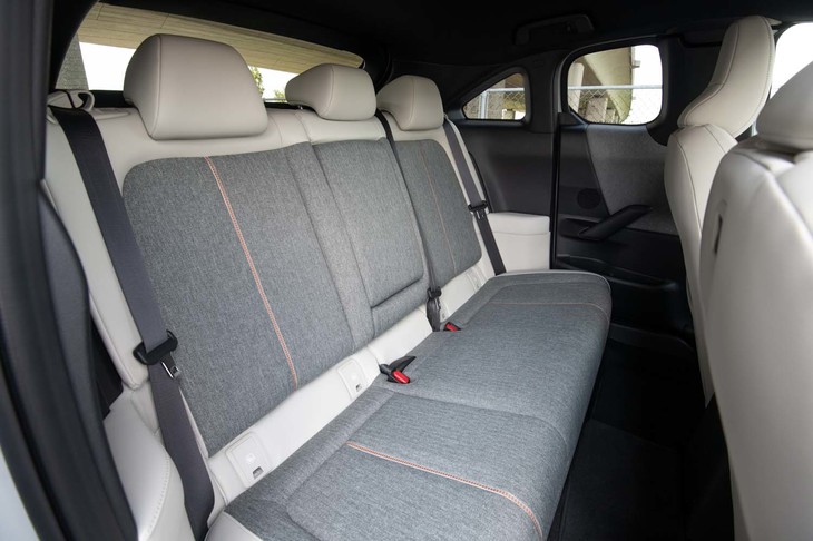 リアシートそのものは平板なつくりながら、足元スペースも頭上スペースも大人が実用できる最低限は確保される。