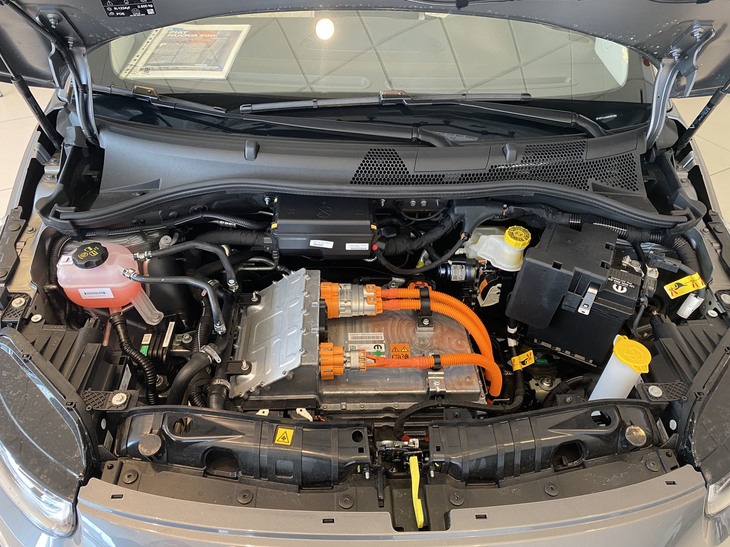 インバーターが中央に鎮座するモータールームをのぞく。最高出力は87kW（約118PS）、最大トルクは220N・m。