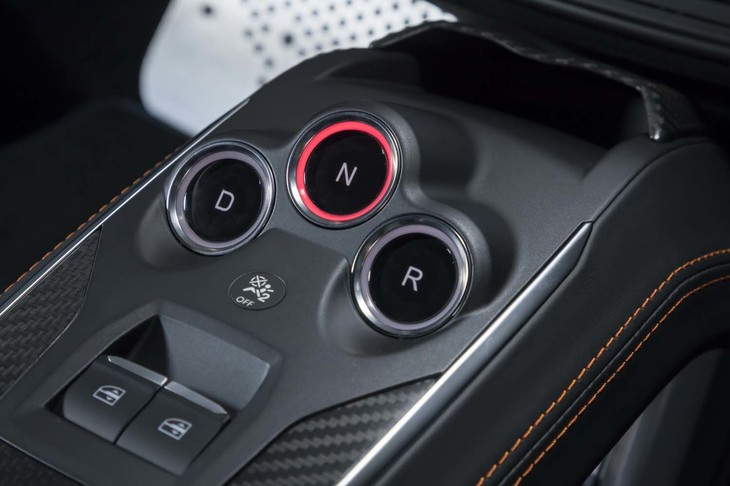 トランスミッションは標準モデルと同じゲトラグ製の7段デュアルクラッチ式AT。シフトセレクターはプッシュボタン式。