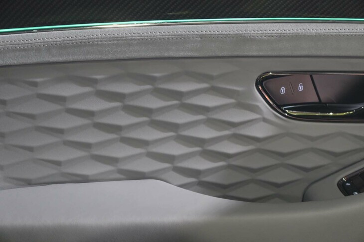 ベントレー・コンチネンタルGTCスピード（左ドアのインナーパネル）