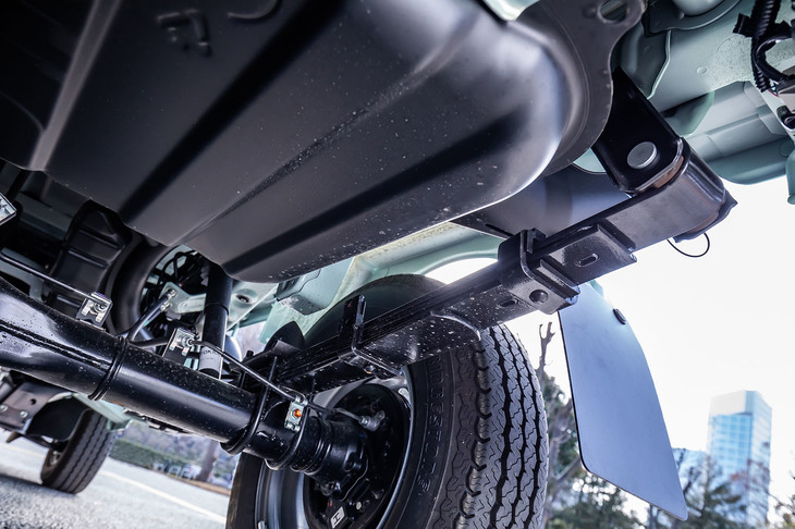 リアの4枚リーフスプリングは「エクストラ」と「スタンダード」グレードの4WD車に標準装備される。2WD車では5500円のオプションアイテムとなる。