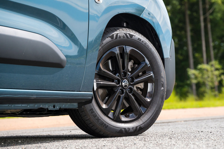 スポークのデザインは変わらないが、ホイールはセンターキャップのブランドロゴが最新のオーバルシェイプに。タイヤはネクセンの「N'FERAプリムス」を履く。