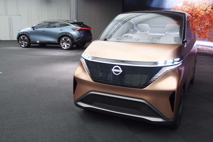 日産が東京モーターショー2019に出展した、軽規格のEVコンセプト「ニッサンIMk」（手前）とクロスオーバーEVのコンセプト「ニッサン アリア コンセプト」（奥）。
