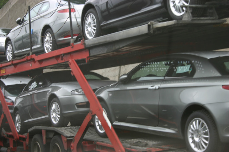 同じ2005年に捉えた「アルファGT」を輸送するシーン。これもポミリアーノ・ダルコ工場製であった。