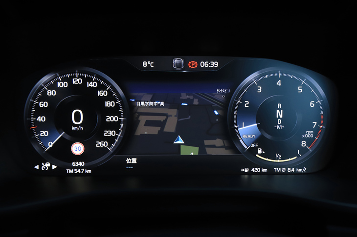 ちなみに、今回運転した「ボルボXC40」では、デジタルメーターにカーナビゲーションの地図を表示する機能が付いていました。視点移動が少なくて、これは便利でしたね。