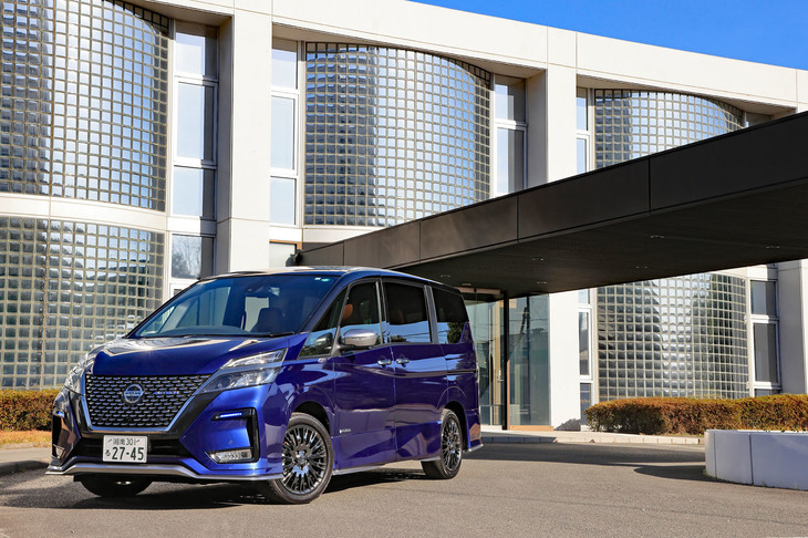 「セレナ」ではマイルドハイブリッド車にも、フルハイブリッドのe-POWER搭載車にも、デザインにのみ手が加わった「AUTECH」と運動性能を高めた「AUTECHスポーツスペック」の両方が用意される。