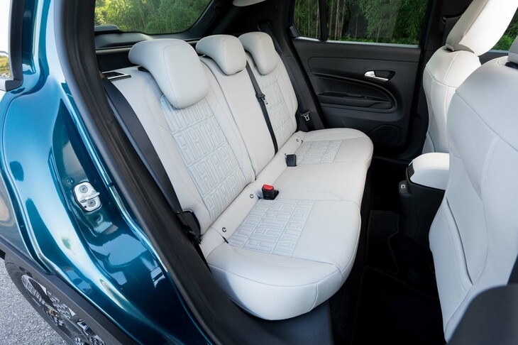 リアシートは6：4の分割可倒式。フロントセンターコンソールの背面にはUSB Type-Cポートがひと口装備される。