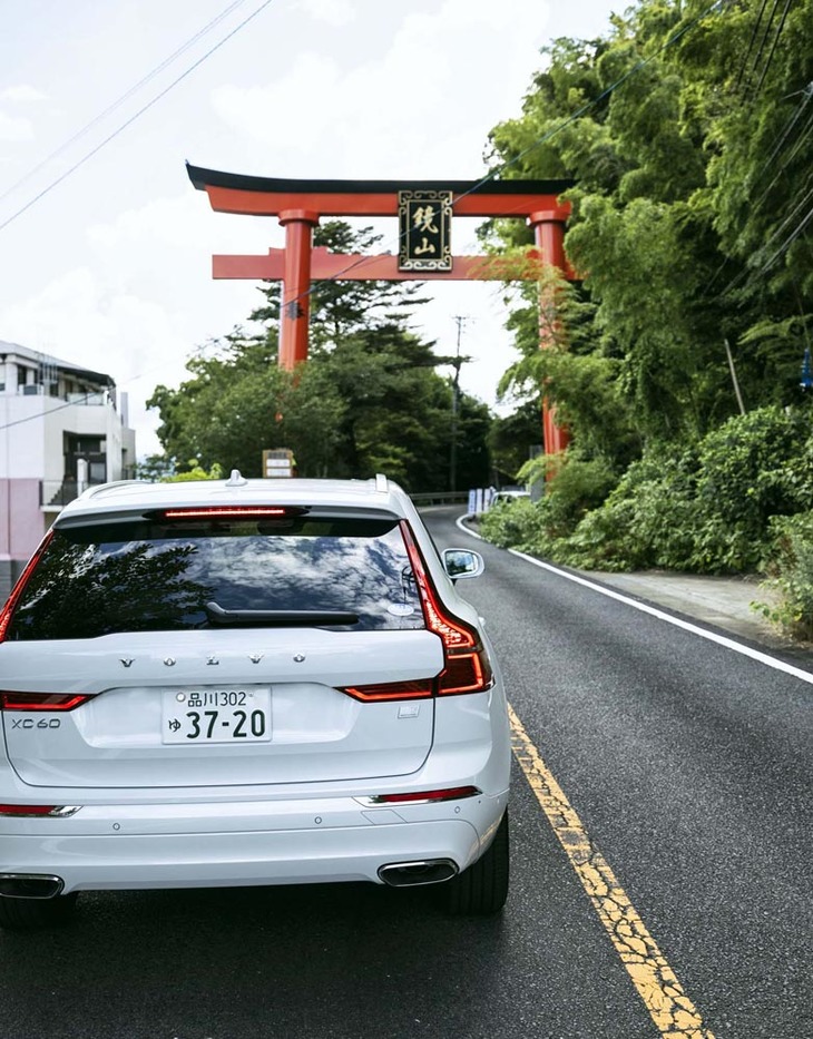 リアまわりは、L字型のリアコンビランプや2本出しのマフラーエンドが特徴。写真は、唐津市にある鏡山稲荷神社の鳥居の前で。