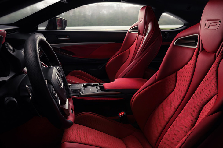 「レクサスRC F“パフォーマンスパッケージ”」のシート。