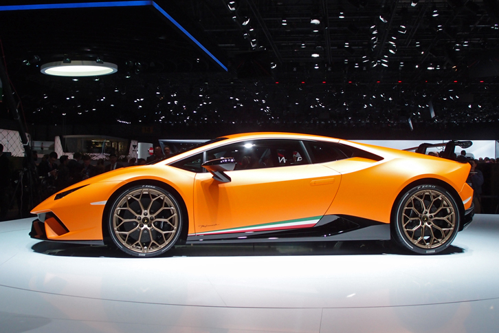 鍛造アルミホイールのサイズは20インチ。前：6ピストン、後ろ：4ピストンのブレーキキャリパーに、カーボンセラミックのブレーキディスクが組み合わされる。