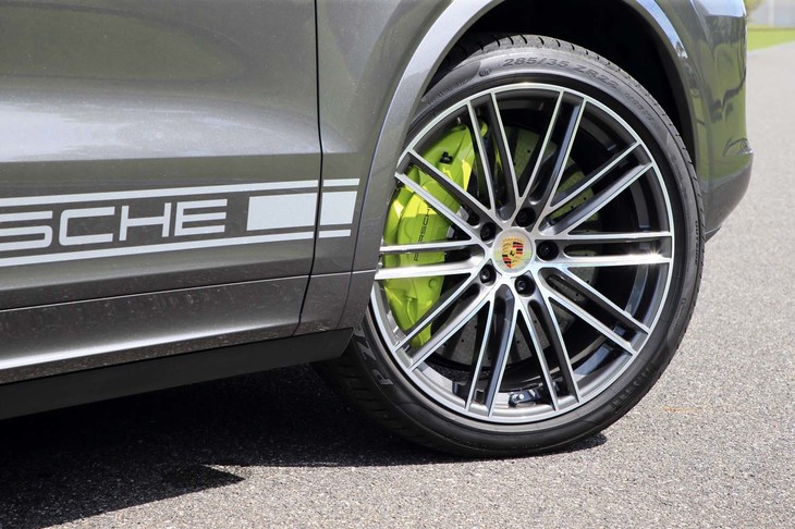 試乗車はオプションの22インチホイールを履いていた。アシッドグリーンのブレーキキャリパーはPHV専用装備だ。