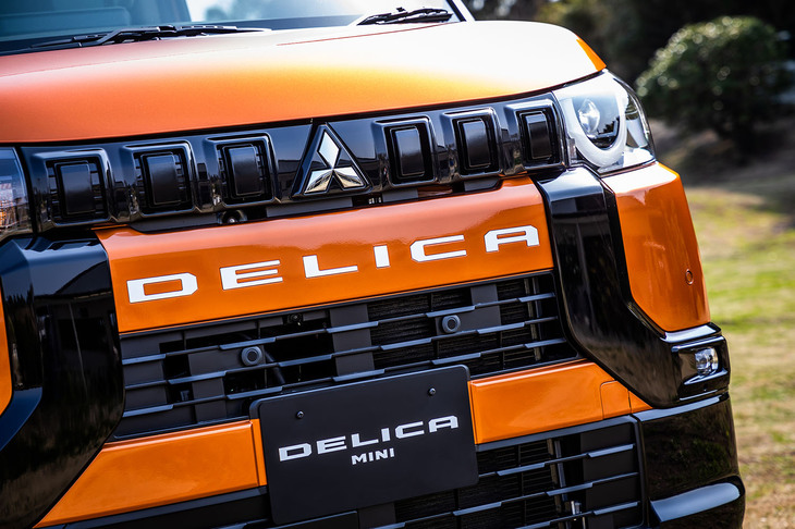 デリカミニTプレミアム（「アクティブトーンスタイル」装着車のフロントグリル）