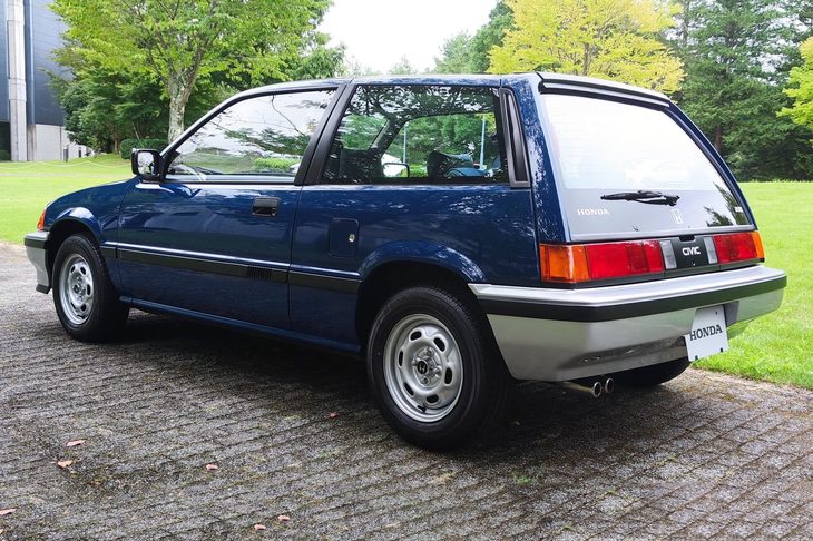 筆者が衝撃を受けた3代目「シビック」3ドアハッチバックのリアビュー。スパッと切り落とされたような形状のリアハッチとテールランプが特徴だった。